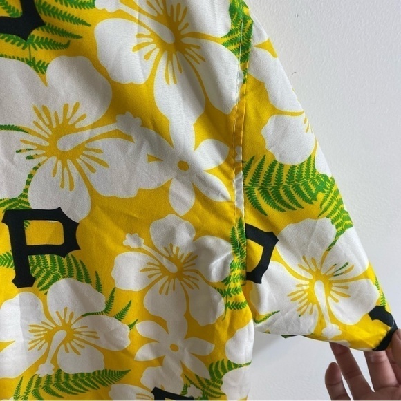 Pittsburgh Pirates Hawaiian Shirt XL Button Down Short Sleeve Floral Baseball - Picture 6 of 7